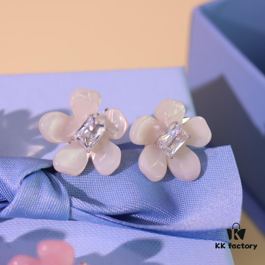 Hexfang New Design Freesia Stud Earrings