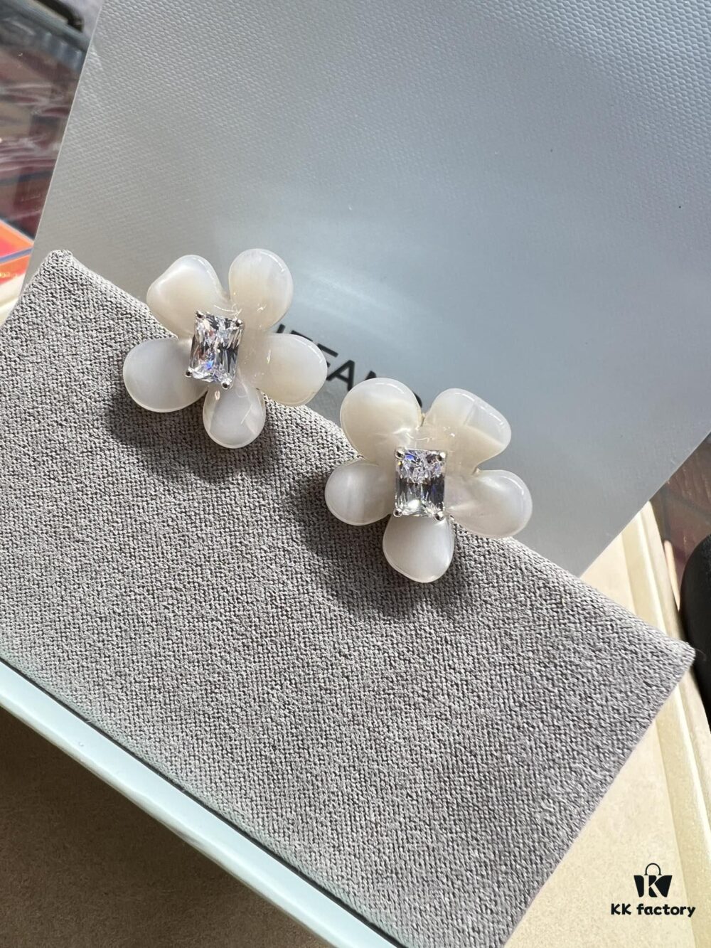 692fdfb299f2d84055c8b7a9 He Fang Freesia Stud Earrings
