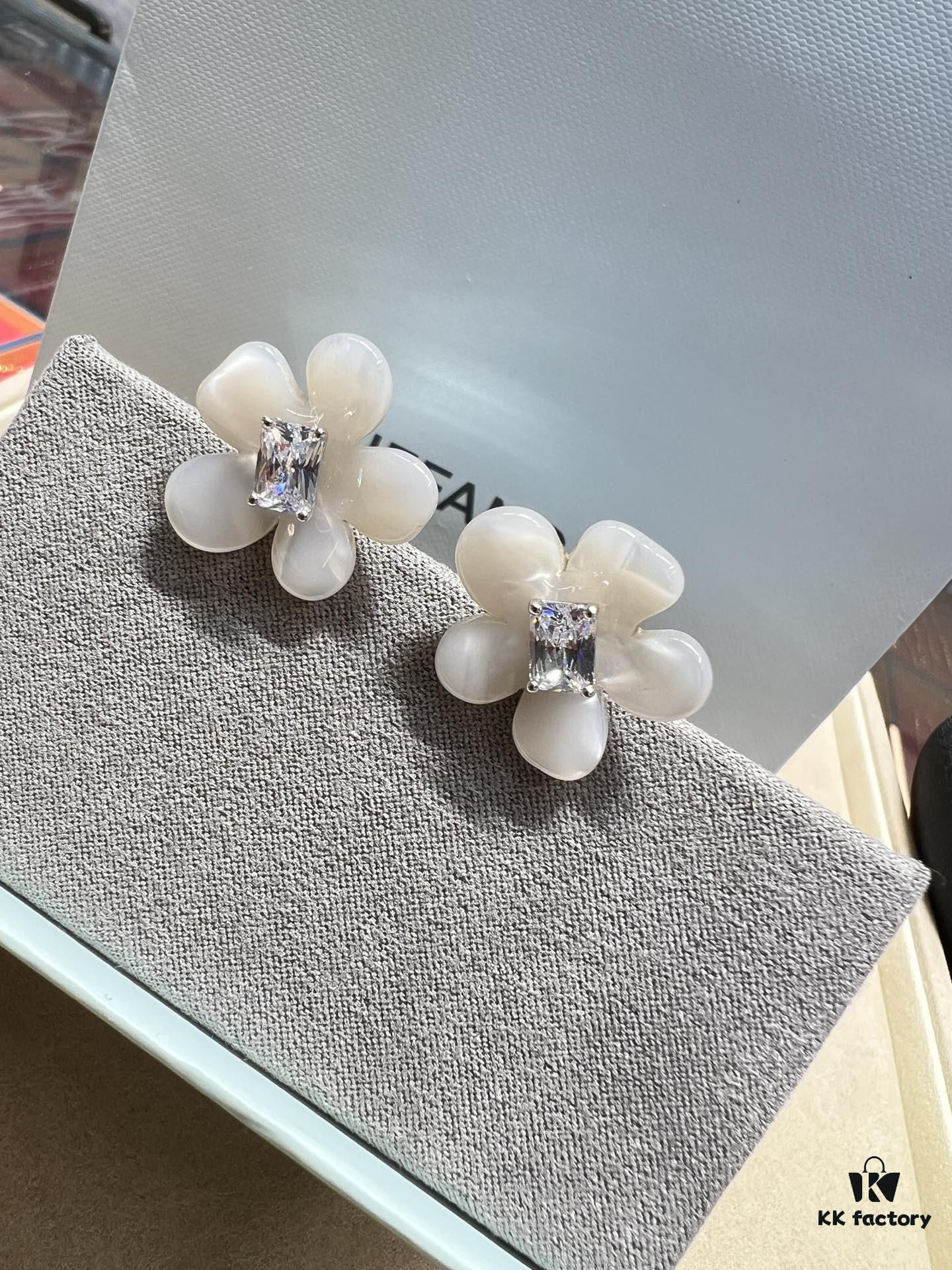 692fdfb299f2d84055c8b7a9 He Fang Freesia Stud Earrings