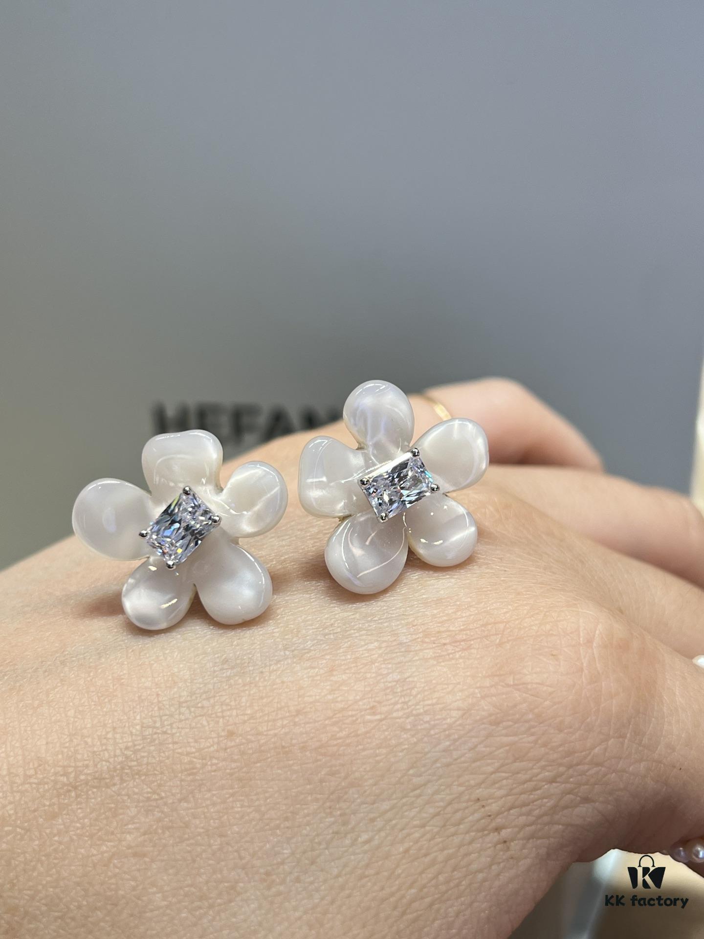 692fdfb499f2d84055c8b7ab He Fang Freesia Stud Earrings