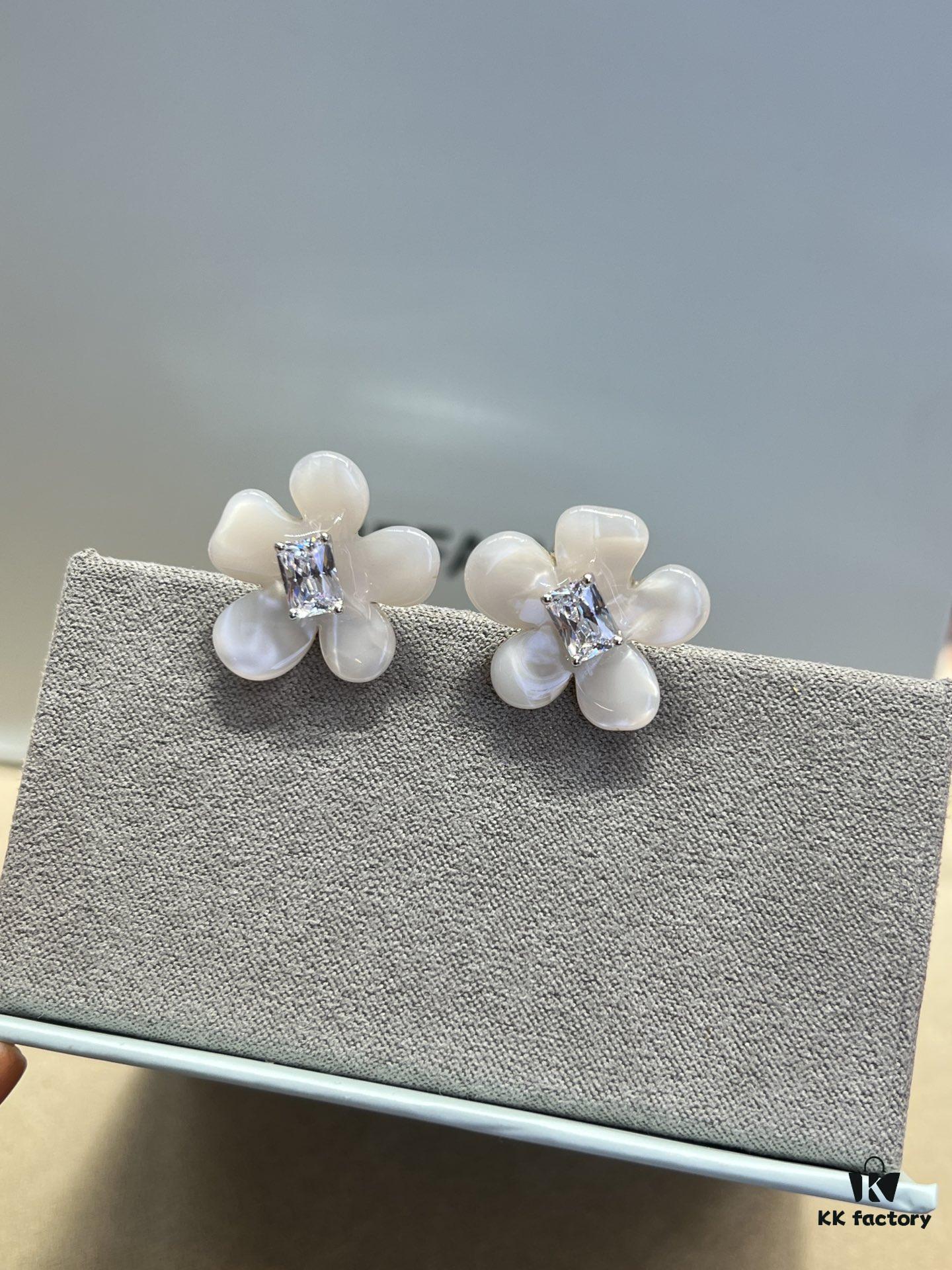 692fdfb599f2d84055c8b7ac He Fang Freesia Stud Earrings