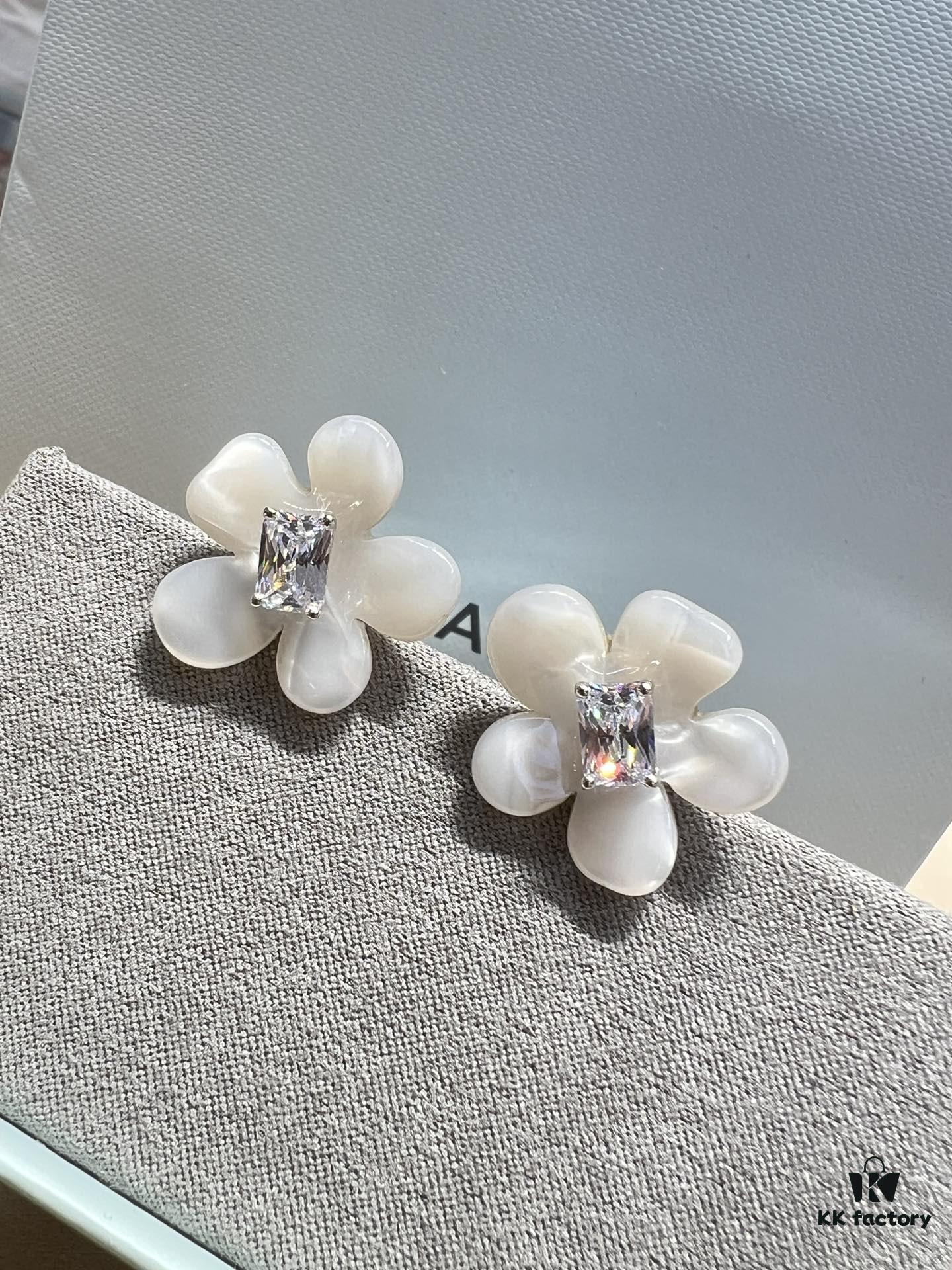 692fdfb599f2d84055c8b7ae He Fang Freesia Stud Earrings