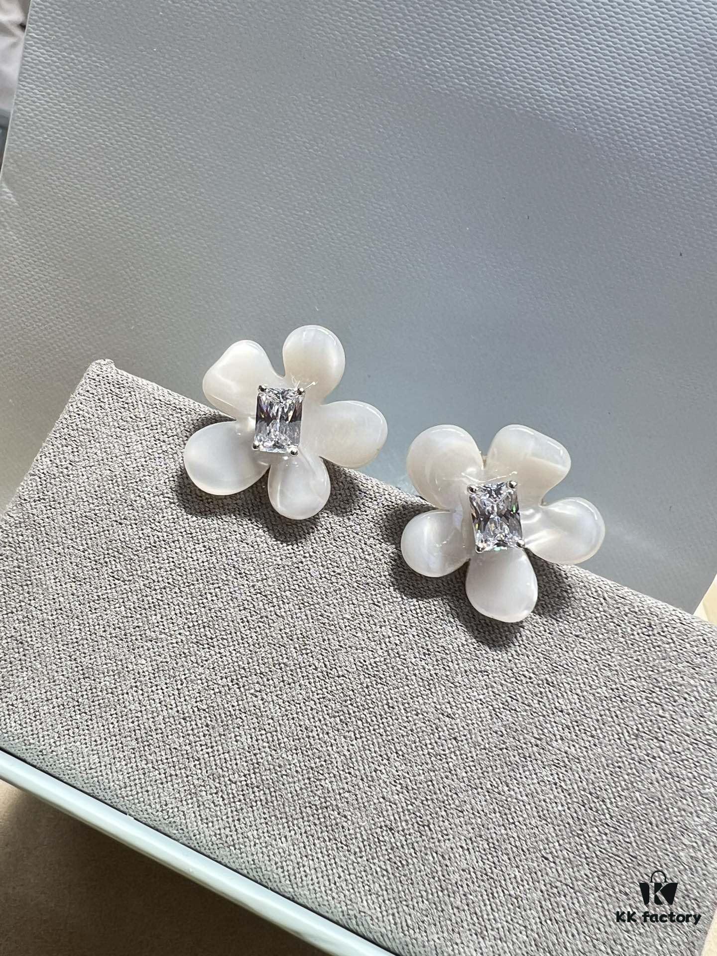 692fdfb599f2d84055c8b7af He Fang Freesia Stud Earrings