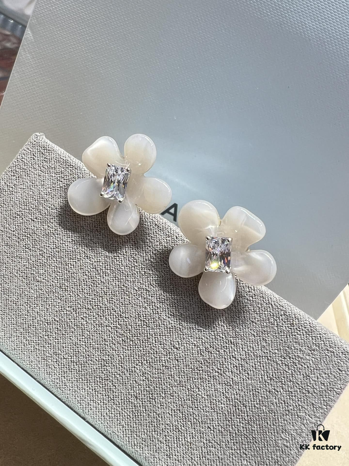 692fdfb599f2d84055c8b7b0 He Fang Freesia Stud Earrings