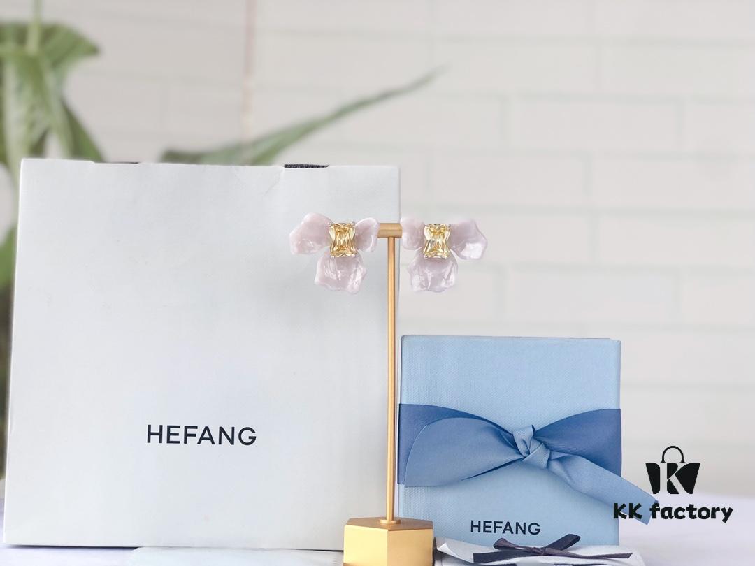 692fdfcf99f2d84055c8b7de HEFANG Blossom Collection 2023 White Iris Sugar Cube Earrings