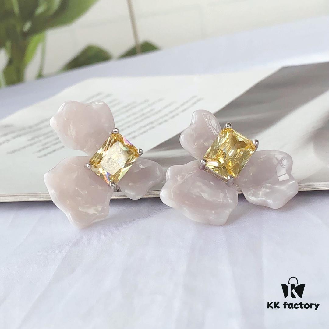 692fdfd099f2d84055c8b7df HEFANG Blossom Collection 2023 White Iris Sugar Cube Earrings