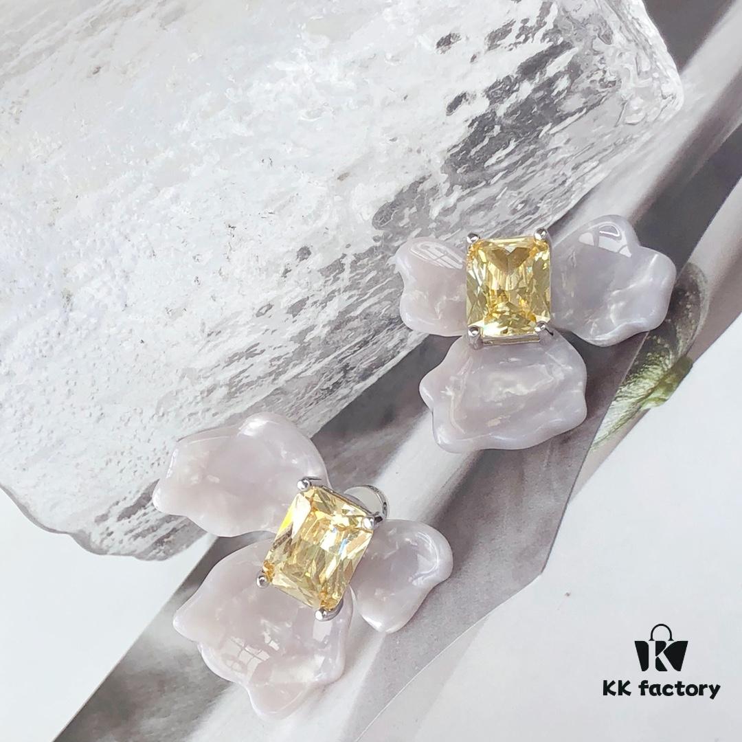 692fdfd099f2d84055c8b7e0 HEFANG Blossom Collection 2023 White Iris Sugar Cube Earrings