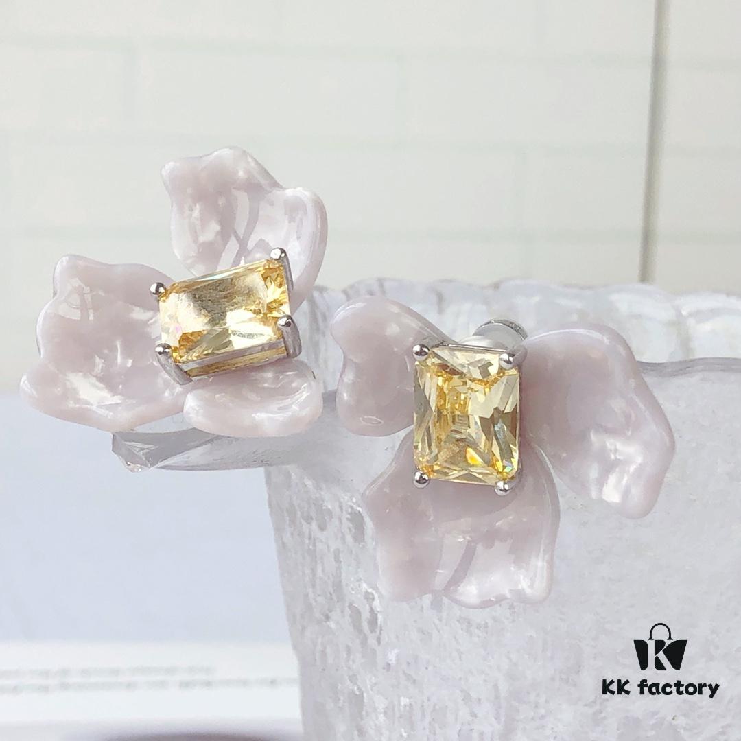 692fdfd099f2d84055c8b7e1 HEFANG Blossom Collection 2023 White Iris Sugar Cube Earrings