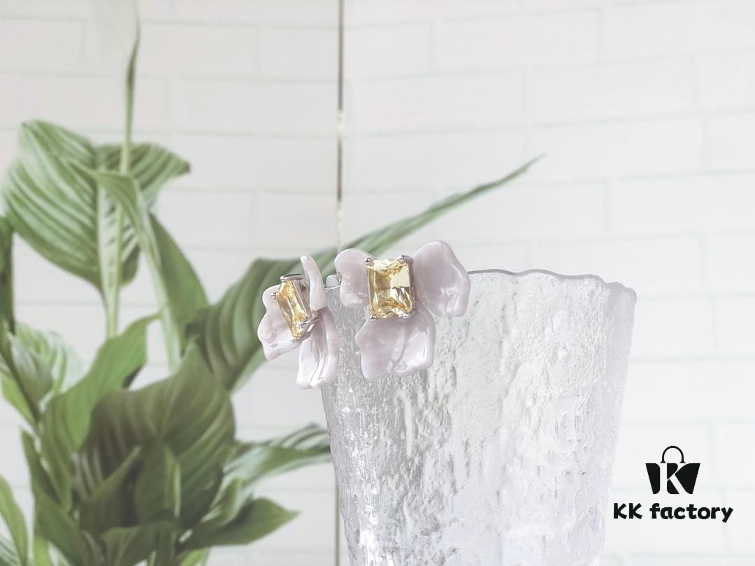 692fdfdb99f2d84055c8b7f4 HEFANG Blossom Collection 2023 White Iris Sugar Cube Earrings