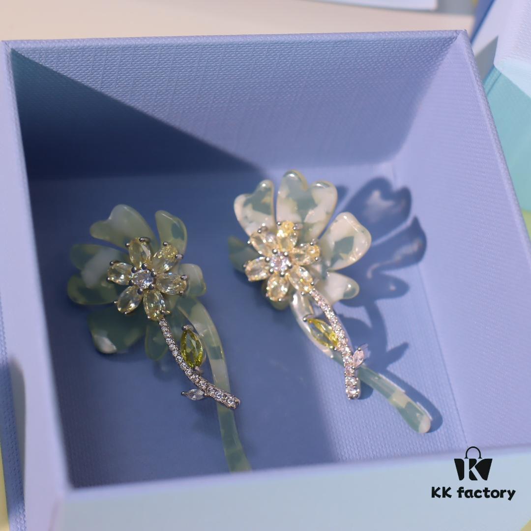 692fdfed99f2d84055c8b816 HEFANG Blooming Rose Earrings