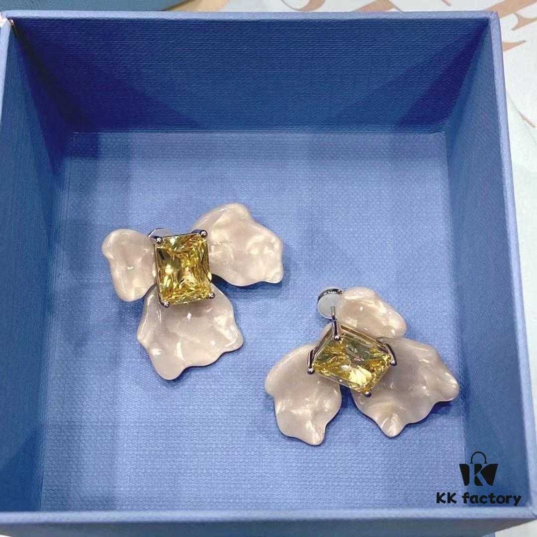 692fdff599f2d84055c8b828 He Fang White Iris Earrings New Arrival
