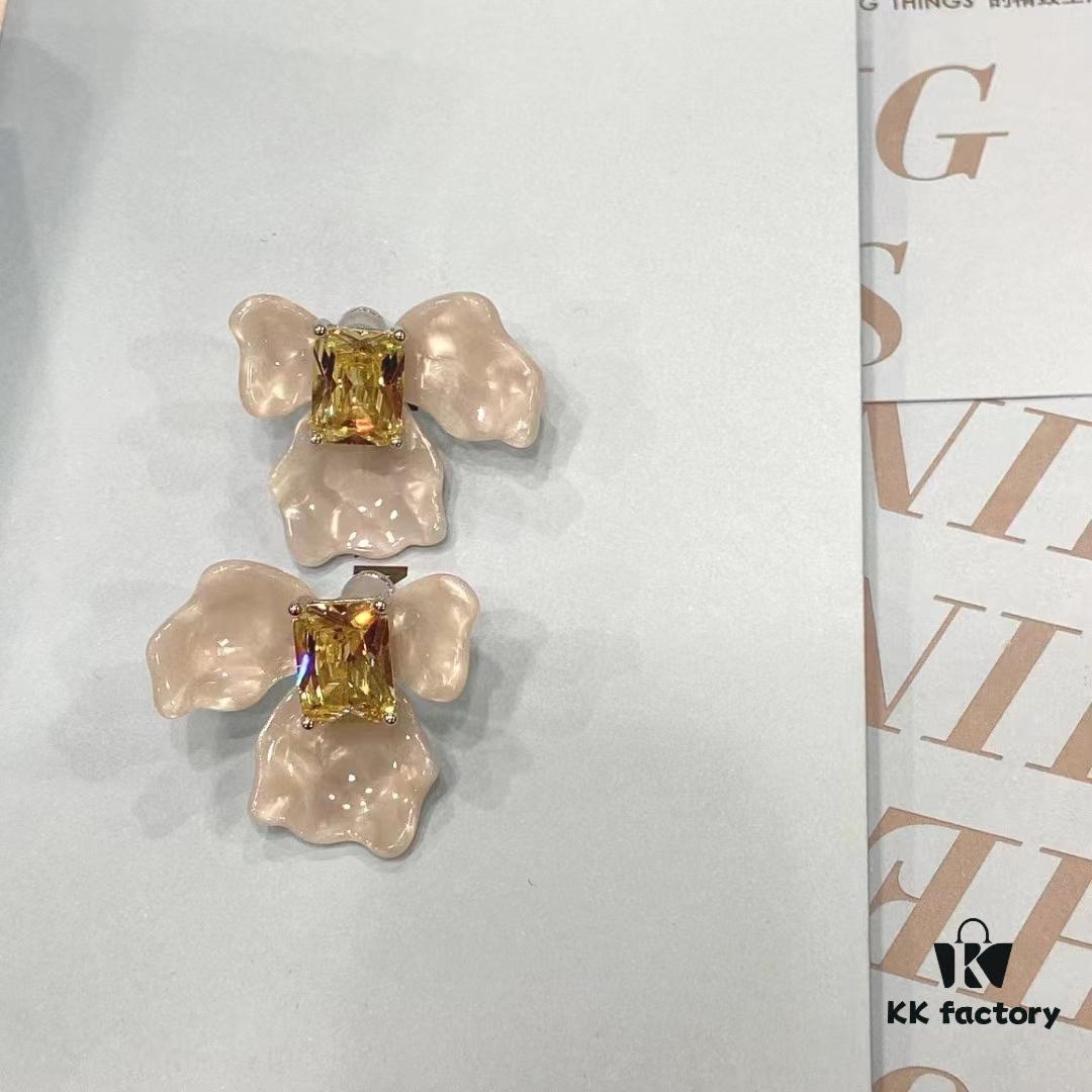 692fdff699f2d84055c8b829 He Fang White Iris Earrings New Arrival