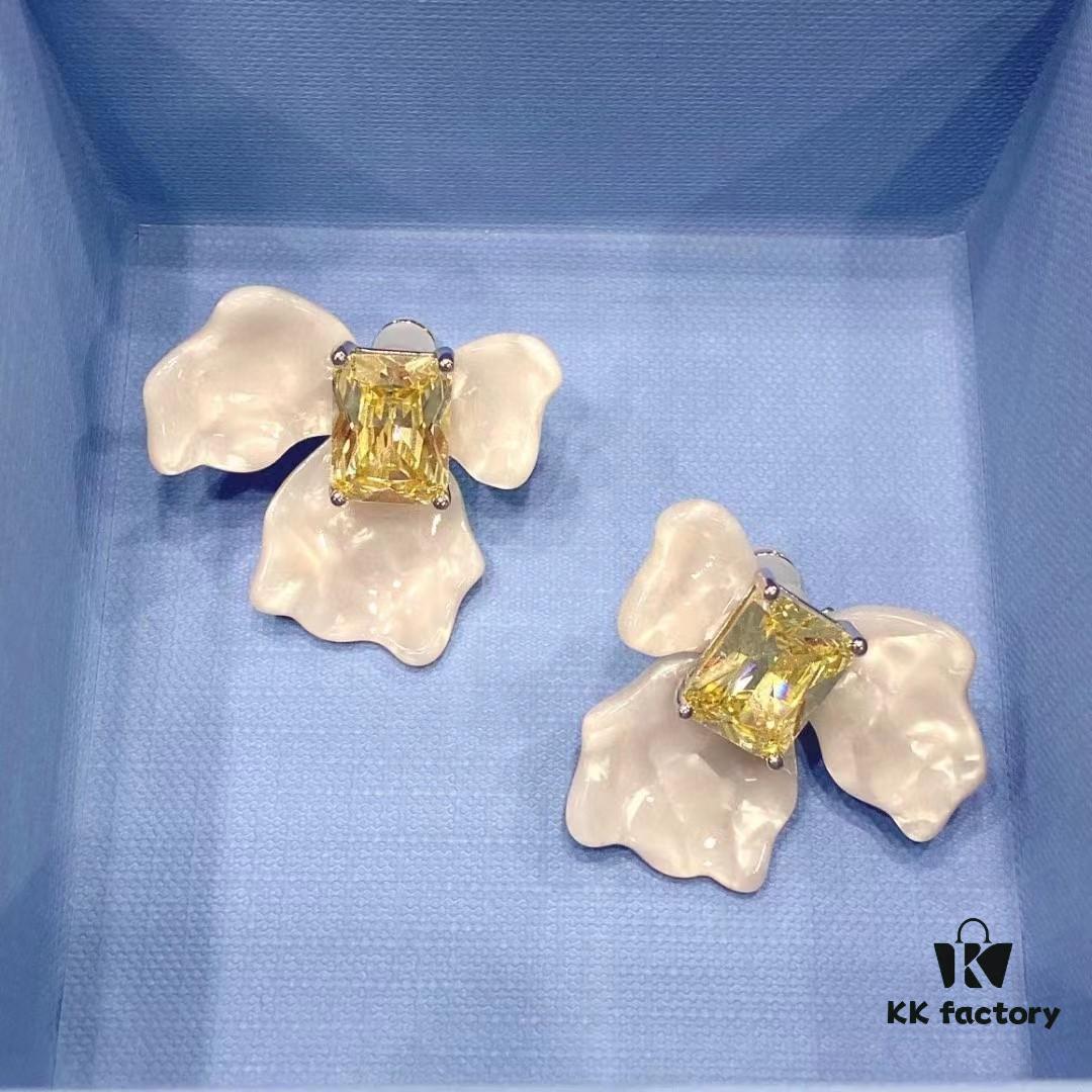 692fdff799f2d84055c8b82a He Fang White Iris Earrings New Arrival