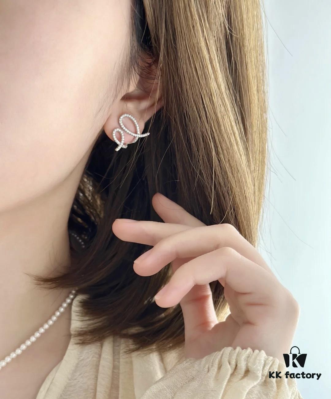 692fdffa99f2d84055c8b830 Recommended a few daily wear and stunningly beautiful small earrings