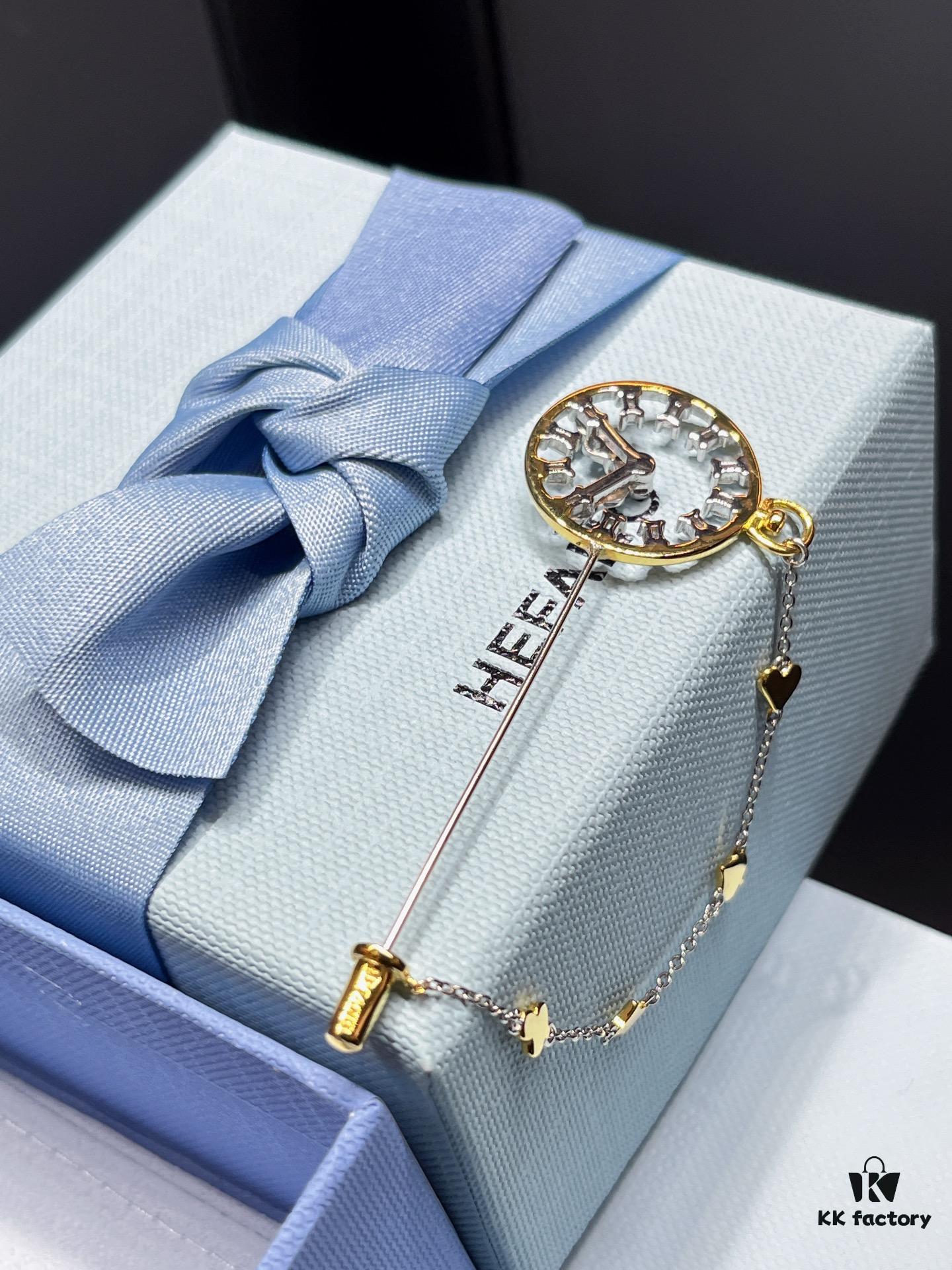 I bet your coat is missing a brooch🔷