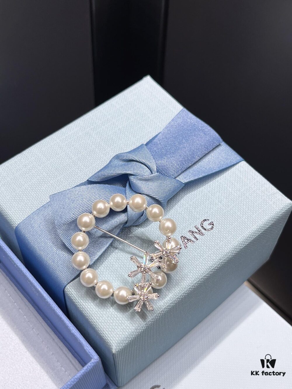 692fe0ae99f2d84055c8b919 I bet your coat is missing a brooch🔷