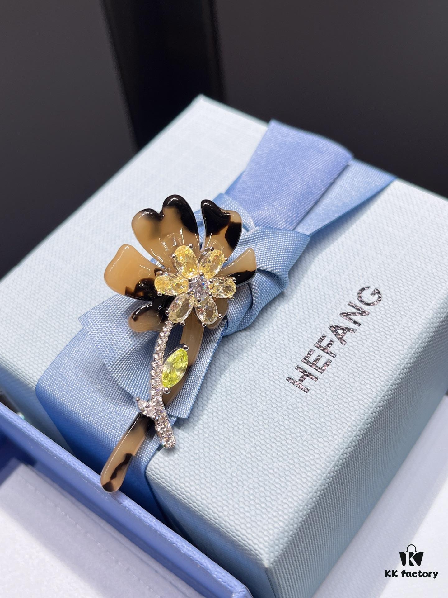 I bet your coat is missing a brooch🔷