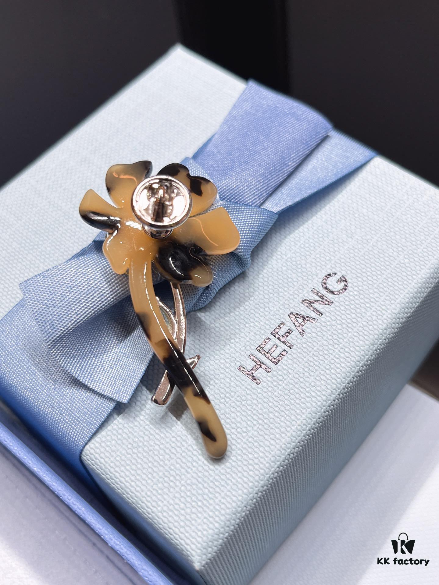 I bet your coat is missing a brooch🔷