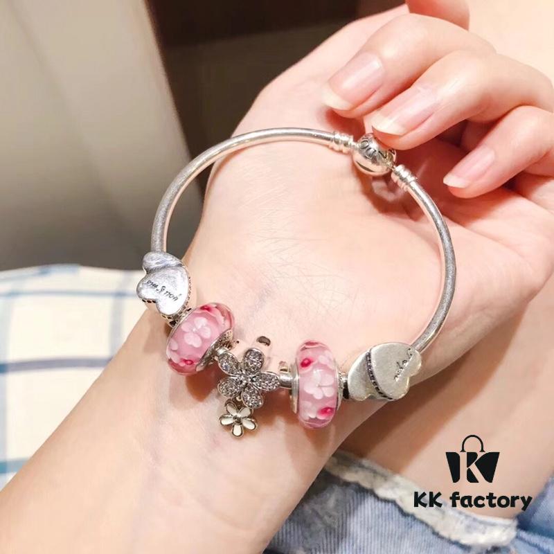 692fe16d99f2d84055c8ba60 Pandora Pandora Peach Blossom Daisy Flower New Arrival! Crafted with counter materials for a perfect 1:1 replica, quality comparable to official store. Featuring peach blossom glass bead, Valentine's Day double heart charm, and fully diamond-encrusted daisy flower pendant. Made in S925 silver with official packaging!