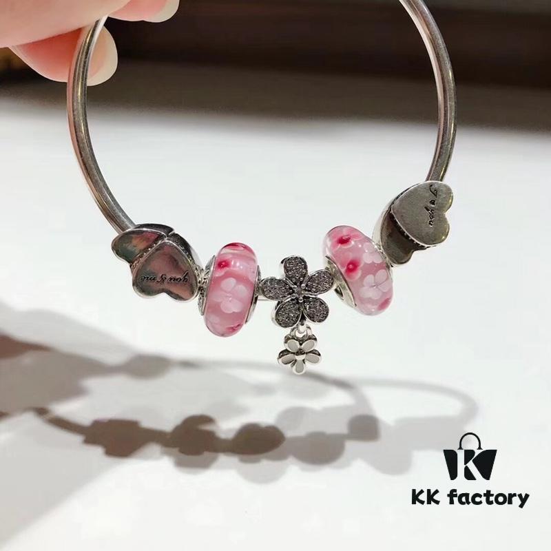 692fe16e99f2d84055c8ba62 Pandora Pandora Peach Blossom Daisy Flower New Arrival! Crafted with counter materials for a perfect 1:1 replica, quality comparable to official store. Featuring peach blossom glass bead, Valentine's Day double heart charm, and fully diamond-encrusted daisy flower pendant. Made in S925 silver with official packaging!