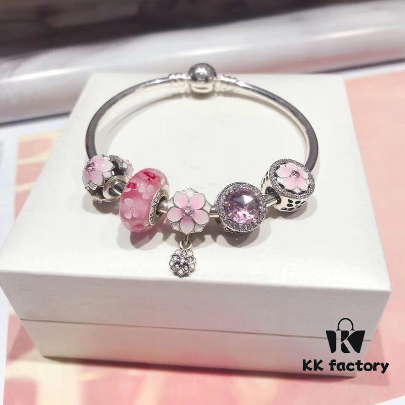 692fe18b99f2d84055c8baa2 Pandora Pandora Peach Blossom Love New Arrival! Made with counter materials, perfectly crafted one-to-one, quality comparable to counter! Pink peach blossom glass beads, sparkling pink cat's eye, magnolia gradient enamel charm, magnolia pendant, soft pink and fashionable, a new love-themed collection. Comes with S925 silver and original counter packaging!