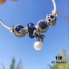 692fe2fd99f2d84055c8bdc8 Pandora Blue Pearl Bow Knot 🎀 New Arrival! Made with authentic materials, perfectly replicating boutique quality. Features dazzling blue faceted glass, sparkling dark blue cat's eye gemstones, glacial-inspired beauty, snowflake-patterned dark blue cat's eye stones paired with a pearl bow pendant. Crafted in S925 silver and comes with official boutique packaging! 🍃🌺