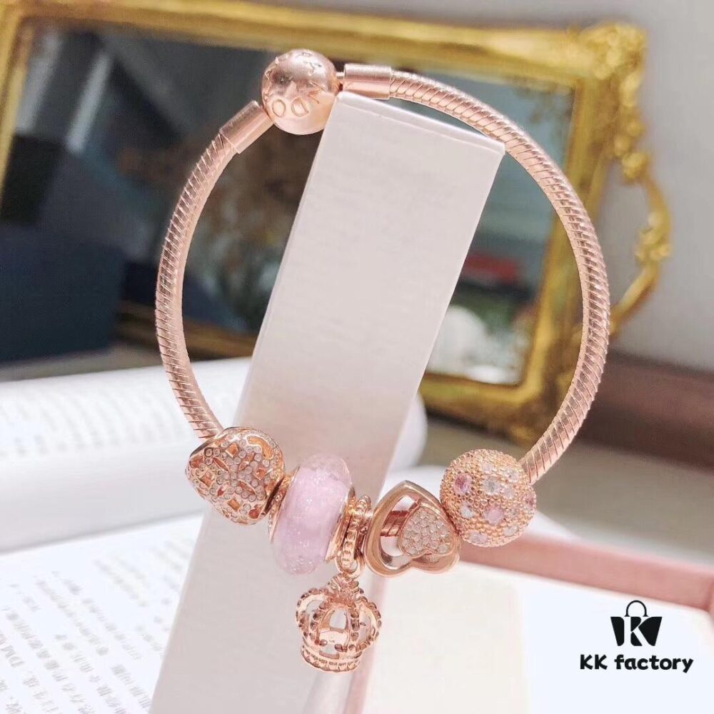 692fe40899f2d84055c8bfa3 Pandora Rose Crown Crown 👑 New Arrival! Made with boutique materials, perfectly crafted one-to-one, quality comparable to boutique standard. Features rose pink faceted crystal, rose open-heart design 💗, rose floral heart charm 💗, same-color sparkling stone clasp, and rose crown pendant. Comes with official boutique packaging! 🍃🌺