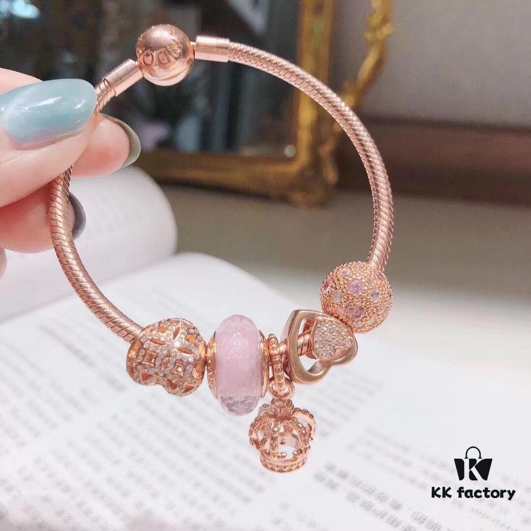 Pandora Rose Crown Crown 👑 New Arrival! Made with boutique materials, perfectly crafted one-to-one, quality comparable to boutique standard. Features rose pink faceted crystal, rose open-heart design 💗, rose floral heart charm 💗, same-color sparkling stone clasp, and rose crown pendant. Comes with official boutique packaging! 🍃🌺