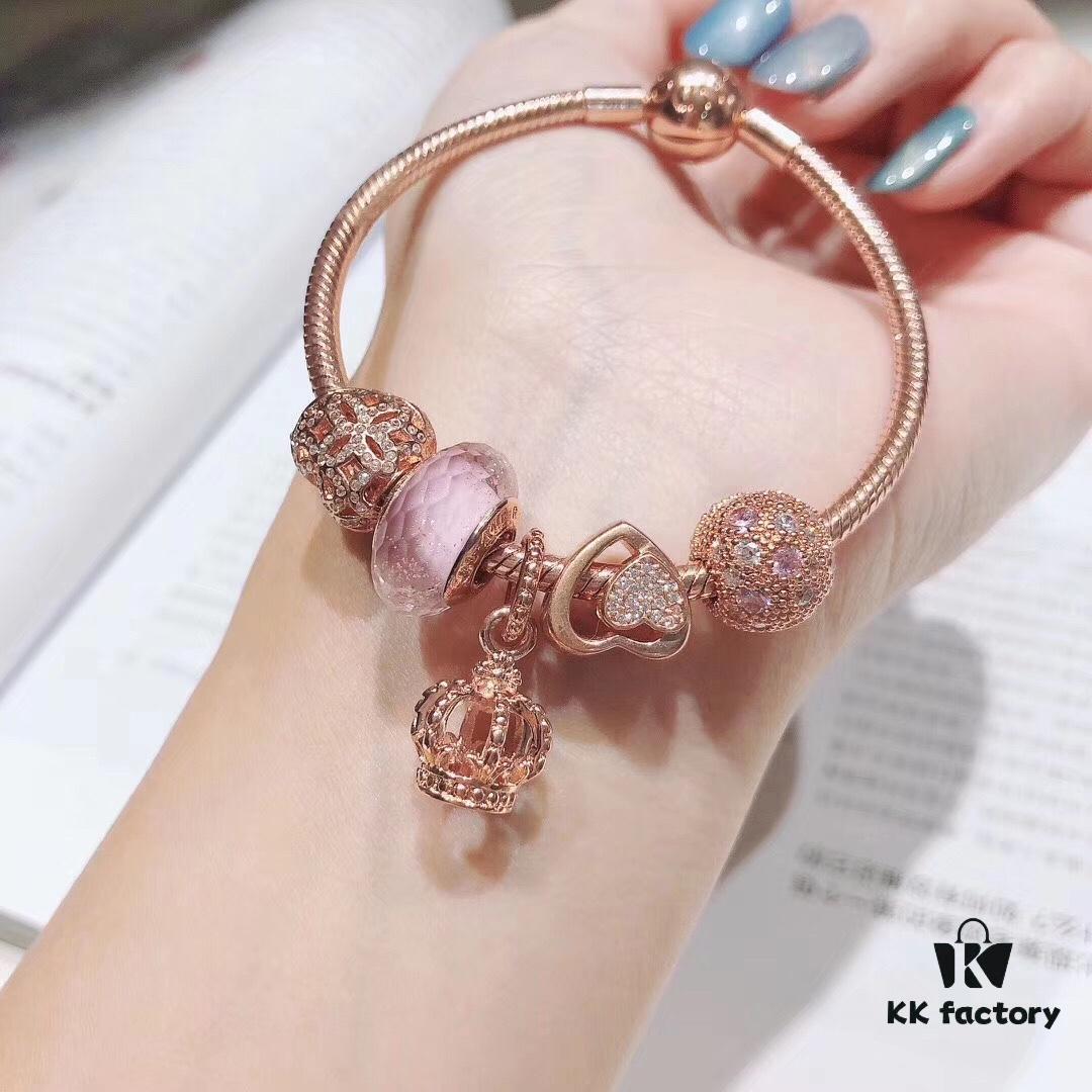 Pandora Rose Crown Crown 👑 New Arrival! Made with boutique materials, perfectly crafted one-to-one, quality comparable to boutique standard. Features rose pink faceted crystal, rose open-heart design 💗, rose floral heart charm 💗, same-color sparkling stone clasp, and rose crown pendant. Comes with official boutique packaging! 🍃🌺
