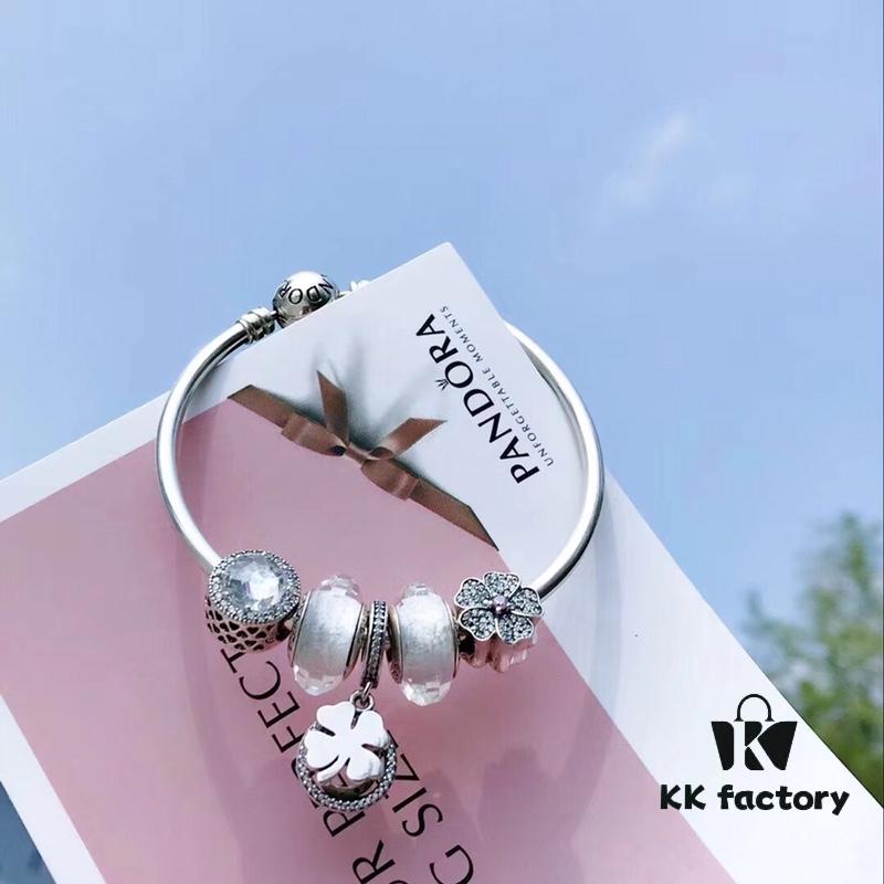 692fe46899f2d84055c8c069 Pandora Pandora White Clover New Arrival! Perfectly crafted with counter materials, one-to-one replication, quality comparable to official store products! Silver wire white faceted glass, sparkling white cat's eye beads, fully diamond-paved five-petal flower beads paired with a clover pendant. S925 silver comes with official packaging!
