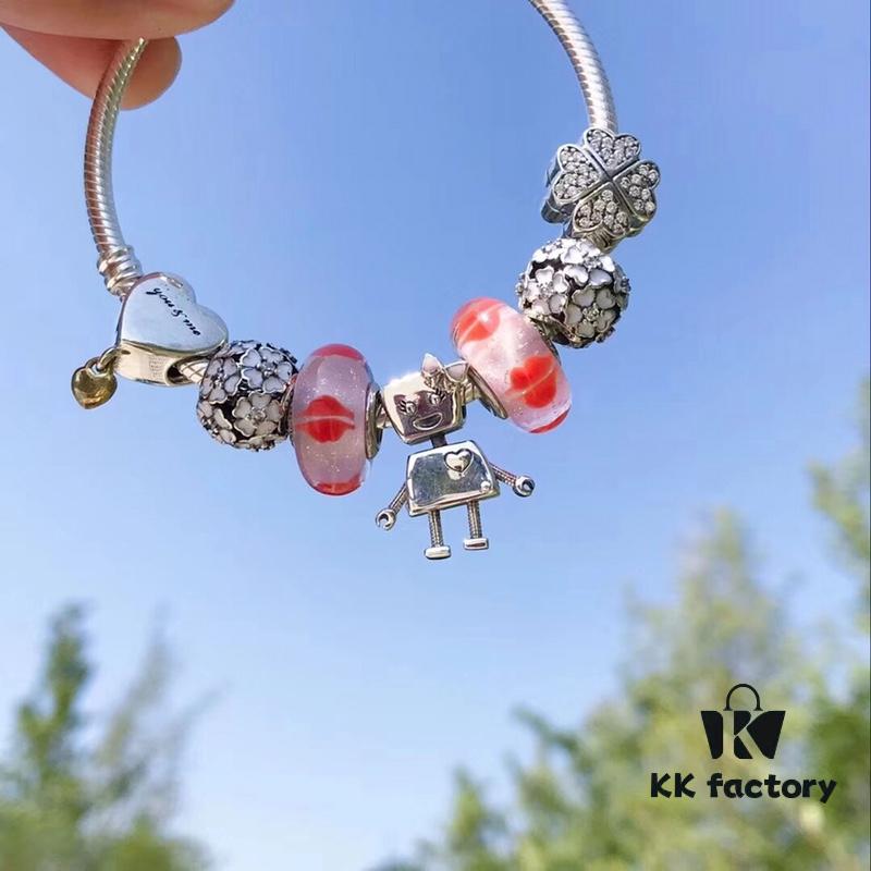 692fe47399f2d84055c8c083 Pandora Pink Kiss 👄 New Bella Mini Doll Charm! Orange-pink lip enamel with white daisy enamel bead, Valentine's heart charm 💗, four-leaf clover spacer, paired with robot Bella pendant. Made from authentic materials, 1:1 replica with S925 silver and official retail packaging!