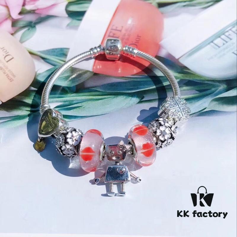 692fe47399f2d84055c8c084 Pandora Pink Kiss 👄 New Bella Mini Doll Charm! Orange-pink lip enamel with white daisy enamel bead, Valentine's heart charm 💗, four-leaf clover spacer, paired with robot Bella pendant. Made from authentic materials, 1:1 replica with S925 silver and official retail packaging!