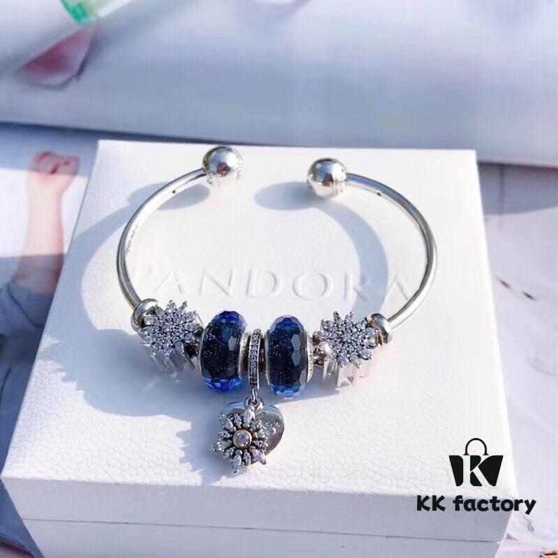 692fe49399f2d84055c8c0d1 Pandora Icy Blue Snowflake ❄️ New Arrival! Premium Replica with Authentic Materials – Sparkling Faceted Glass, Rhinestone Snowflakes, Heart-shaped Snowflake Charm, Classic Open Bangle Design in S925 Silver with Official Packaging