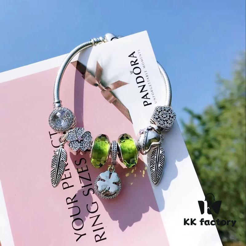 692fe49599f2d84055c8c0d6 Pandora Pandora Olive Green Clover New Arrival! Made with counter material, one-to-one perfect craftsmanship, quality comparable to counter! Olive green faceted glass, fully diamond-paved five-petal flower bead, purple bow heart, feather wing pendant, sparkling diamond white cat's eye, clear snowflake bead, paired with sparkling diamond clover pendant. S925 silver comes with official counter packaging!