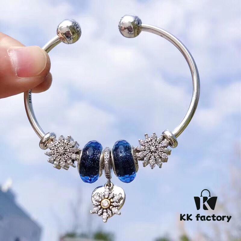 692fe49699f2d84055c8c0d7 Pandora Icy Blue Snowflake ❄️ New Arrival! Premium Replica with Authentic Materials – Sparkling Faceted Glass, Rhinestone Snowflakes, Heart-shaped Snowflake Charm, Classic Open Bangle Design in S925 Silver with Official Packaging