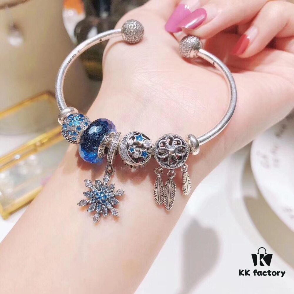 692fe4ce99f2d84055c8c156 Pandora Pandora Shimmering Blue Snowflake ❄️ New Arrival! Perfectly crafted with counter materials, one-to-one replication, quality comparable to official store products! Featuring faceted shimmering blue glass, sparkling diamond-cut beads, openwork star and moon design, symbolic dream-catcher pendant, blue snowflake ❄️ charm. Comes with original counter packaging!