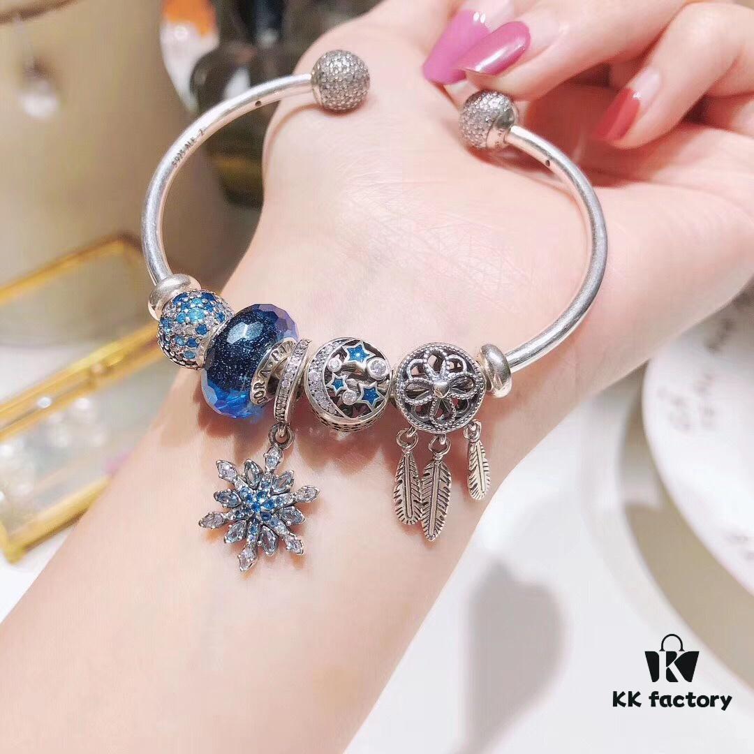 692fe4ce99f2d84055c8c156 Pandora Pandora Shimmering Blue Snowflake ❄️ New Arrival! Perfectly crafted with counter materials, one-to-one replication, quality comparable to official store products! Featuring faceted shimmering blue glass, sparkling diamond-cut beads, openwork star and moon design, symbolic dream-catcher pendant, blue snowflake ❄️ charm. Comes with original counter packaging!