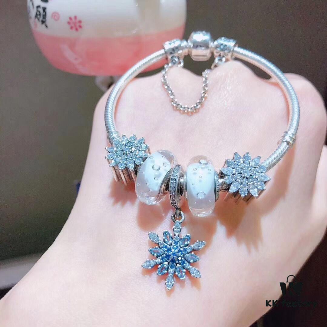 692fe4f399f2d84055c8c1a1 Pandora Elegant Bubble White and Blue Snowflake ❄️ New Arrival! High-Quality Replica with Cabinet-Grade Materials, Perfect Craftsmanship Comparable to Authentic Counter Version! Featuring Elegant White Bubble Glass, Crystal-Clear Snowflakes ❄️, Blue Snowflake Pendant. Made with S925 Silver and Comes with Original-Like Packaging! 🍃🌺