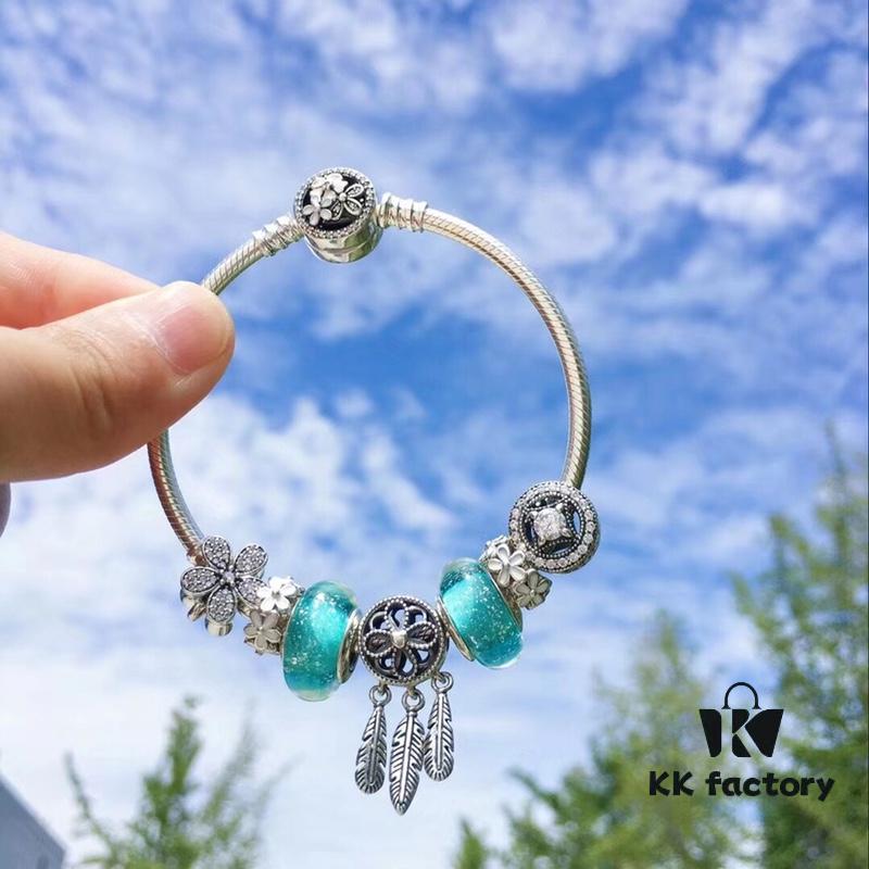 692fe61099f2d84055c8c388 Pandora Night Glow Mint Dreamcatcher New Arrival! Crafted with genuine counter materials, perfectly replicating the original design, quality comparable to official retail. Features night-glow mint glass beads, fully diamond-encrusted daisy flower beads, lucky coin beads, enamel daisy spacer beads, accented with a meaningful dreamcatcher pendant. Made in S925 silver and comes with official retail packaging!