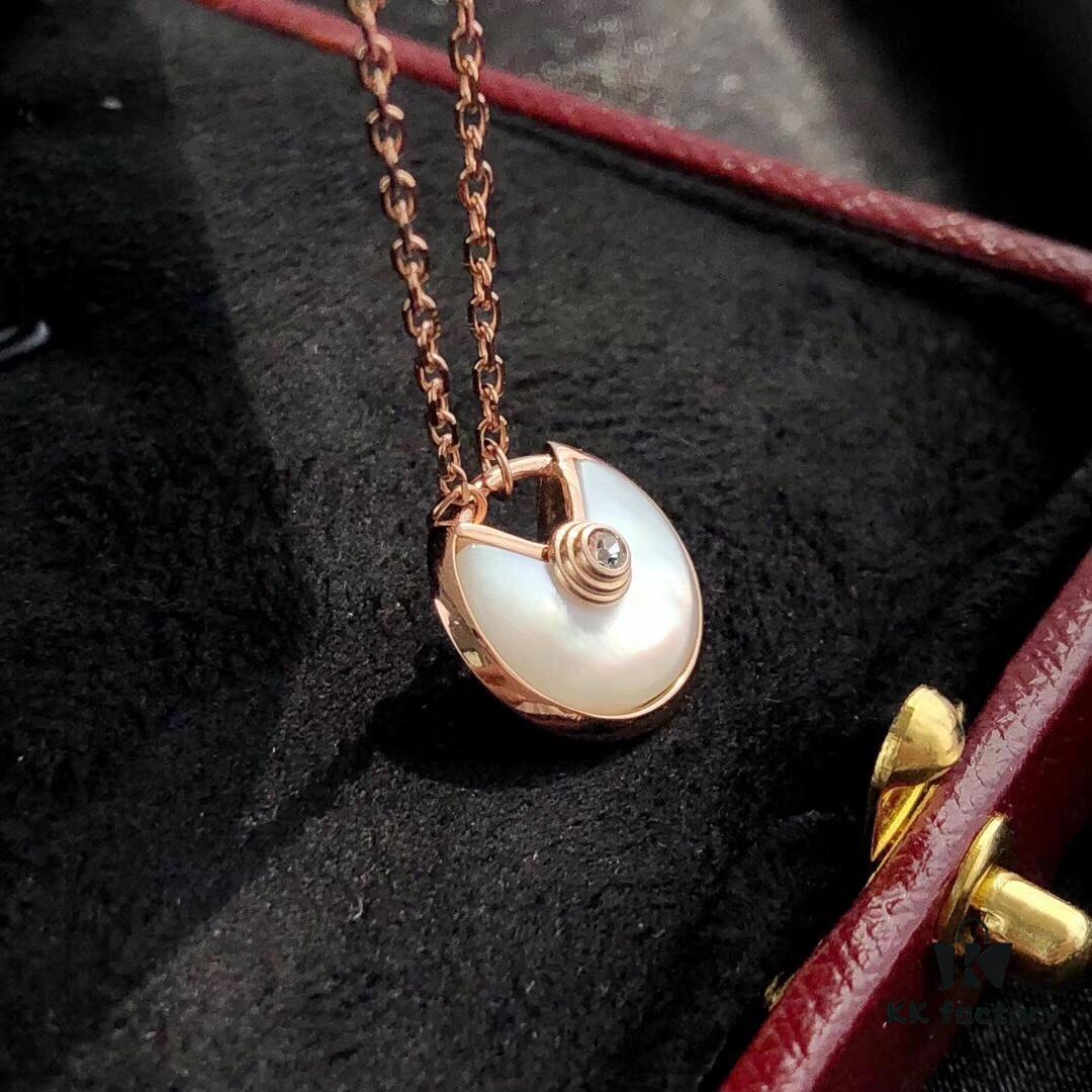 692fe63c99f2d84055c8c3e6 Authentic Mold, 1:1 Replica Cartier Amulet, Vacuum Plated 18K Real Gold, Triple Micro-Plating Resistant to Fading, Hypoallergenic! Chain Length 45cm, Featuring Natural Red Carnelian, White Mother-of-Pearl, and Swarovski Crystals! This Summer's Most Elegant and Affordable Accessory!
