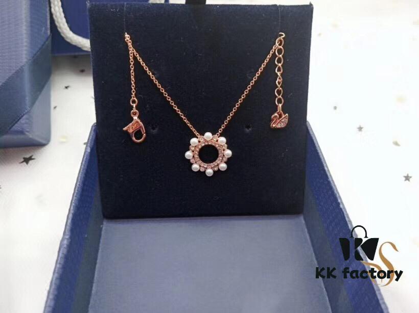 692fe6e899f2d84055c8c517 Swarovski MAJOR Elegant Lustrous Pearl Necklace with Shiny Round Crystal Design, Delicate Mother-of-Pearl Accents, Imported Gold-Plated Material, Authentic Logo Engraving