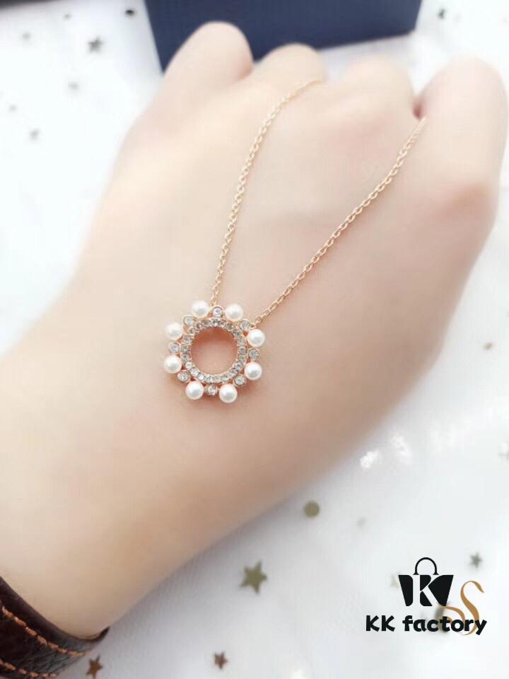 692fe6e899f2d84055c8c518 Swarovski MAJOR Elegant Lustrous Pearl Necklace with Shiny Round Crystal Design, Delicate Mother-of-Pearl Accents, Imported Gold-Plated Material, Authentic Logo Engraving