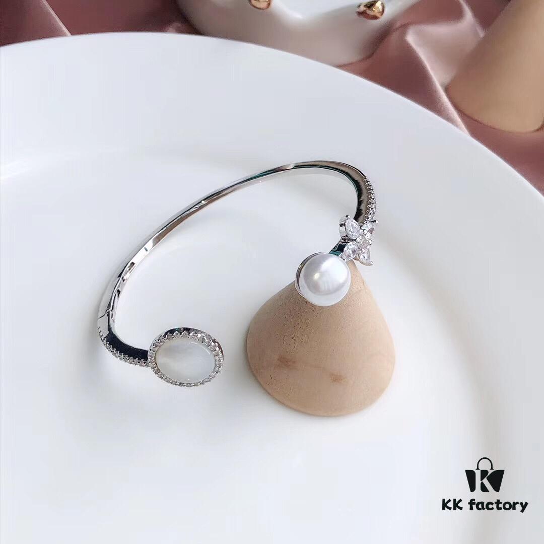 692fe7df99f2d84055c8c6bb APM Monaco Sterling Silver Crystal Diamond Mother-of-Pearl Pearl Open Bangle Simple and Elegant Fashion Piece