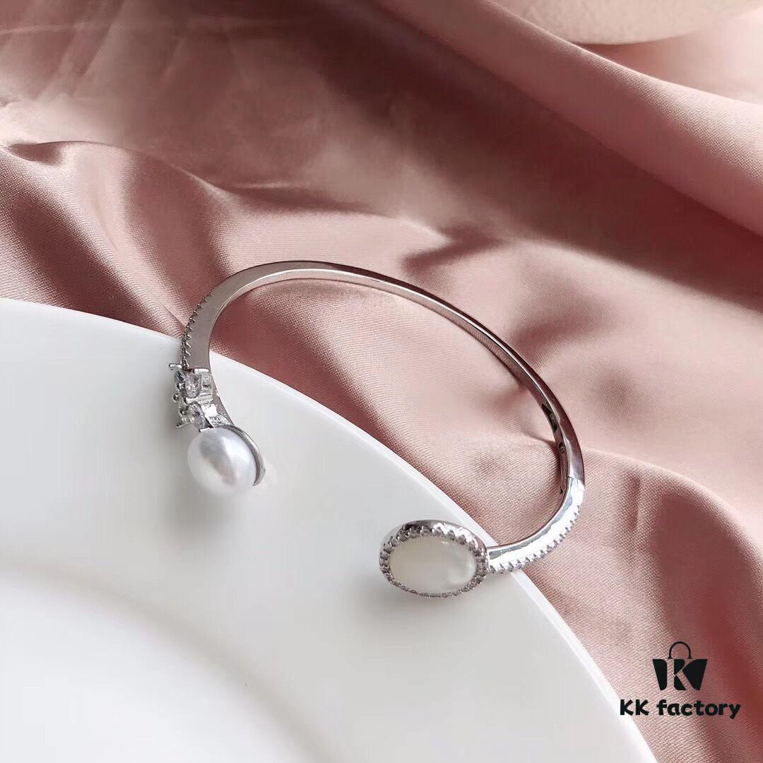 692fe7df99f2d84055c8c6bd APM Monaco Sterling Silver Crystal Diamond Mother-of-Pearl Pearl Open Bangle Simple and Elegant Fashion Piece