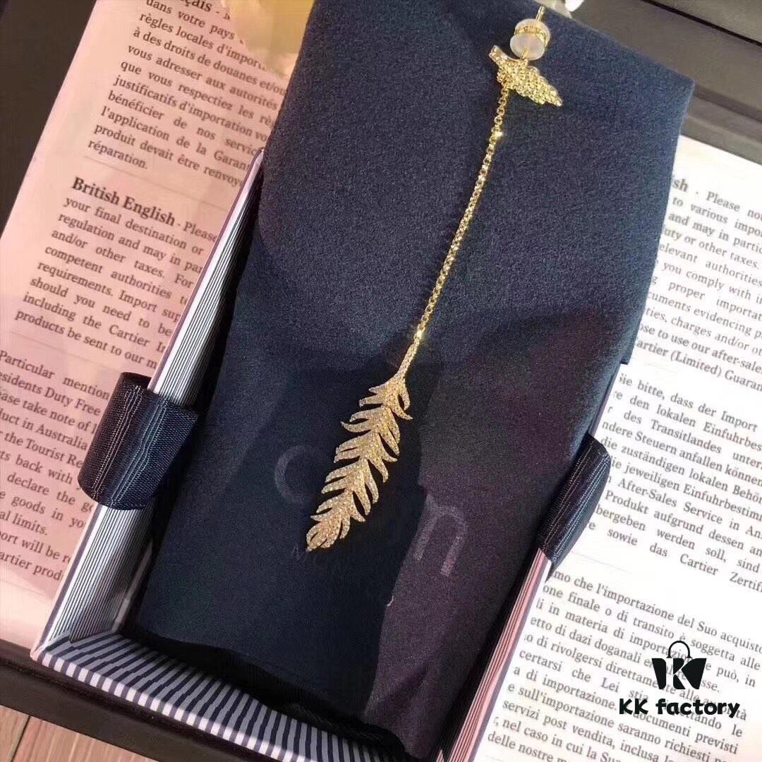 APM Monaco Single Gold-Tone Silver Crystal-Encrusted Feather Earring, Long Tassel Design with Moving Feathers That Sway in the Wind, Ear Stud Can Be Worn Separately – Showcase Video Available