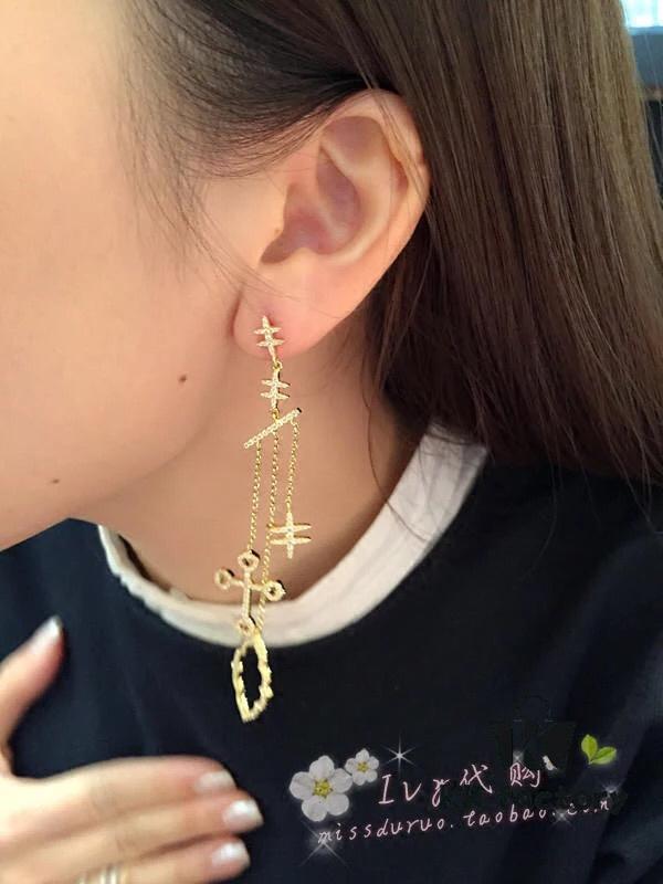 Authentic New Arrival💗 A Brand Monaco Cloud Cross Asymmetric Earrings, Stylish Minimalist and Versatile Design. 8365095