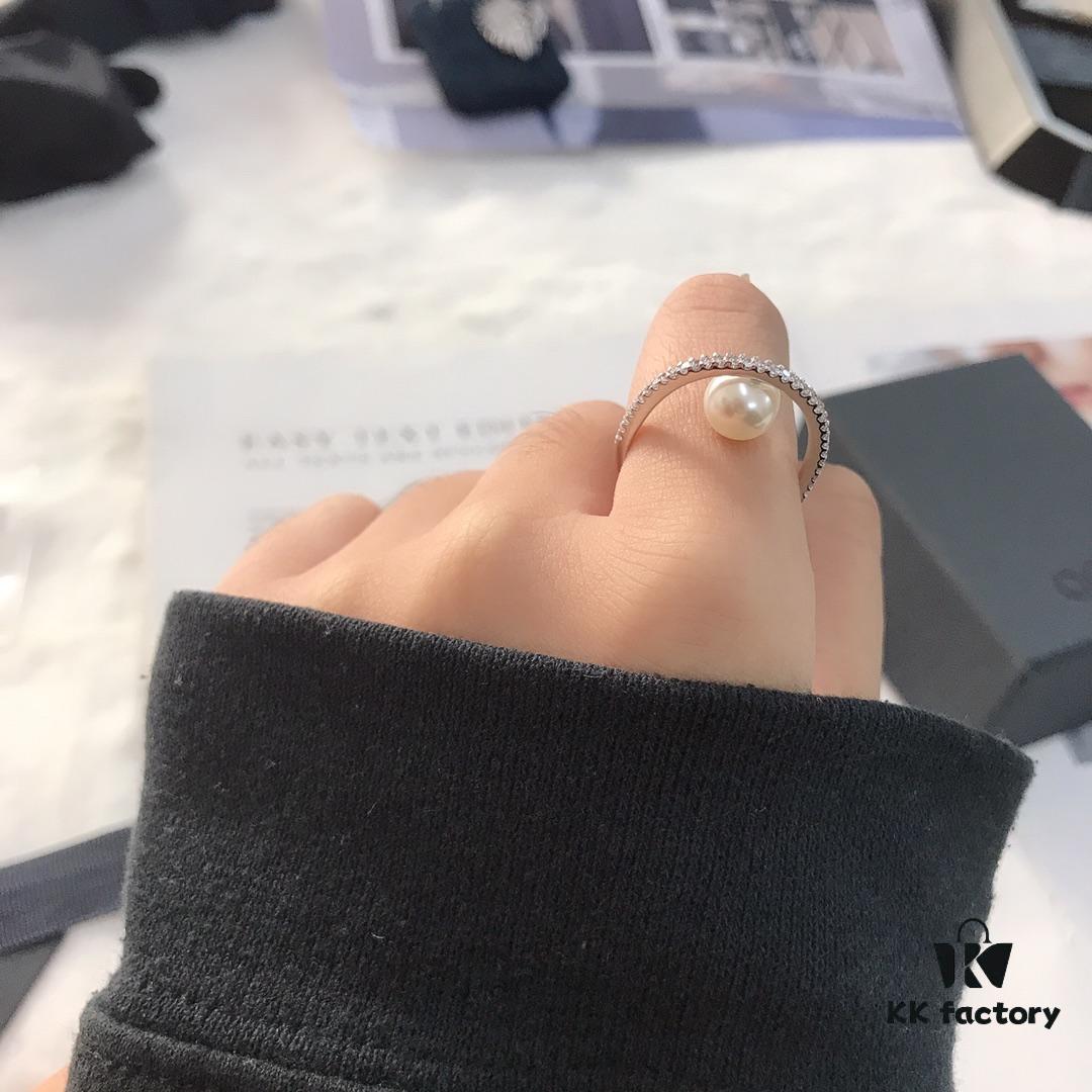 APM Monaco Personality Design Interior Pearl Ring for Women, Elegant Fashionable Lightweight Index Finger Ring