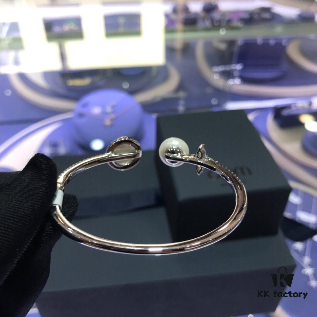 APM Monaco White Shell Bracelet and Earrings Set, New Trendy Fashion Style, Ins-style Fresh and Versatile Design