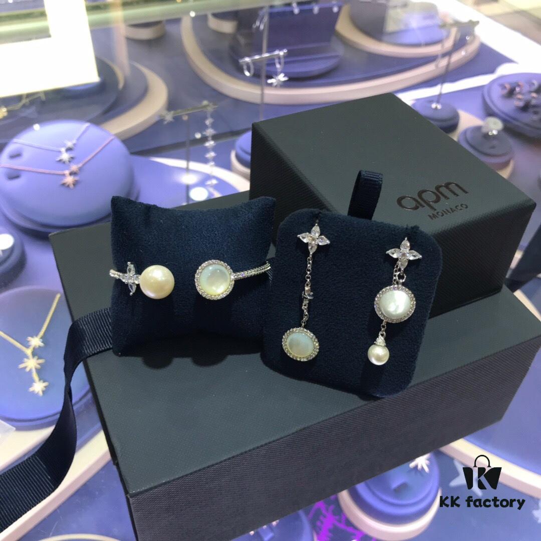 APM Monaco White Shell Bracelet and Earrings Set, New Trendy Fashion Style, Ins-style Fresh and Versatile Design