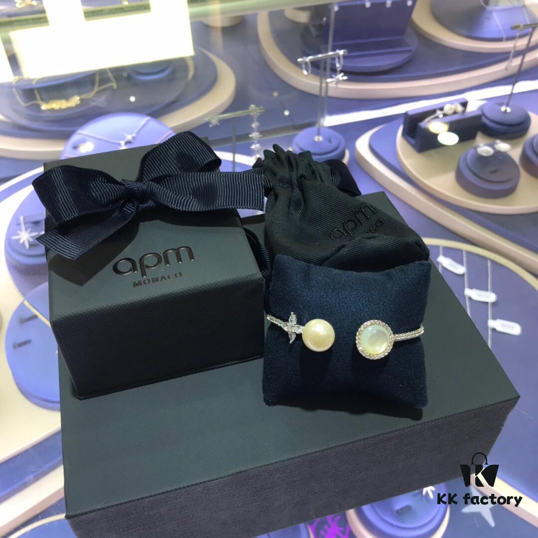 APM Monaco White Shell Bracelet and Earrings Set, New Trendy Fashion Style, Ins-style Fresh and Versatile Design